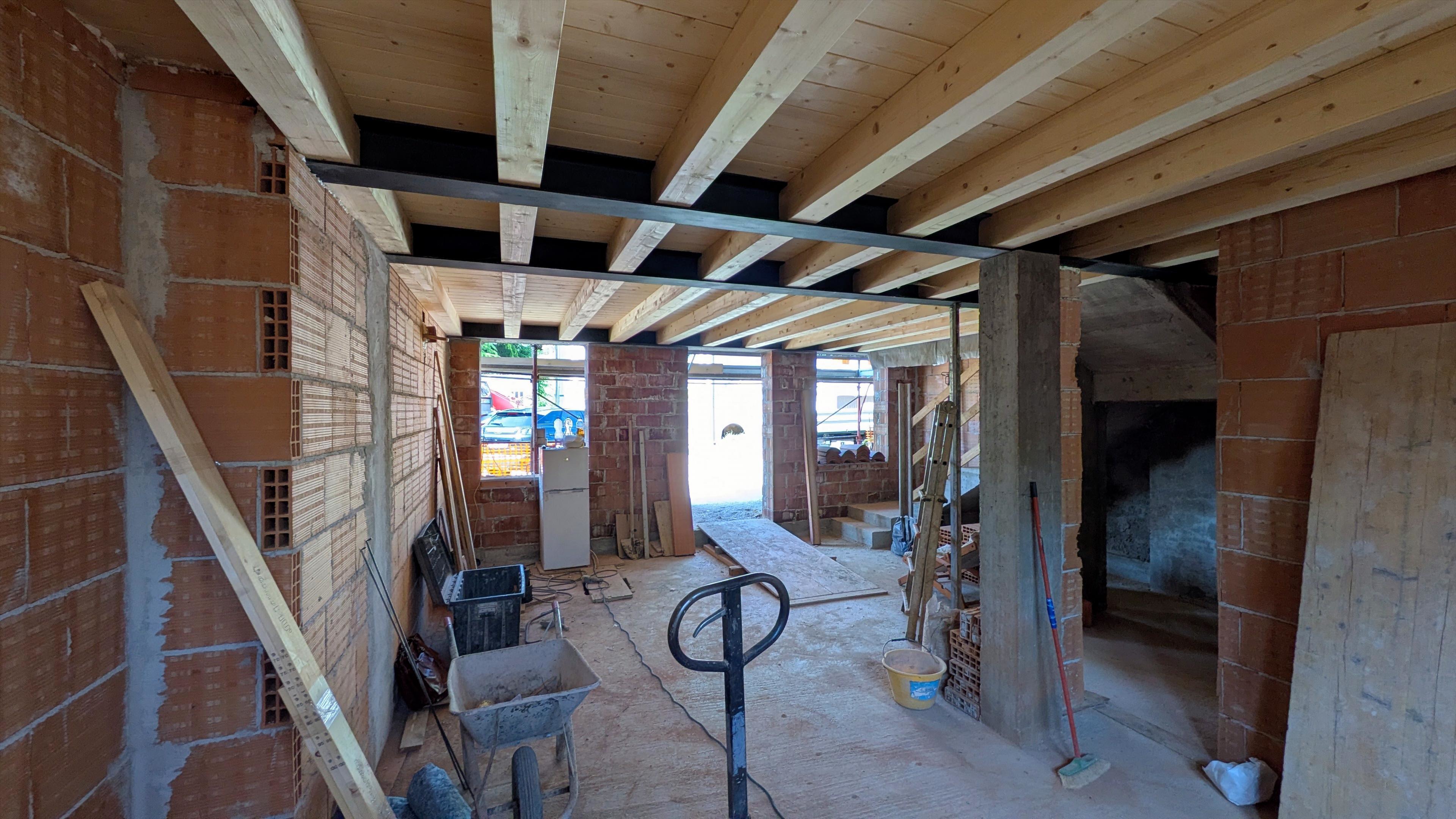cantiere in corso, struttura interna in legno lamellare, ristrutturazione 29-299