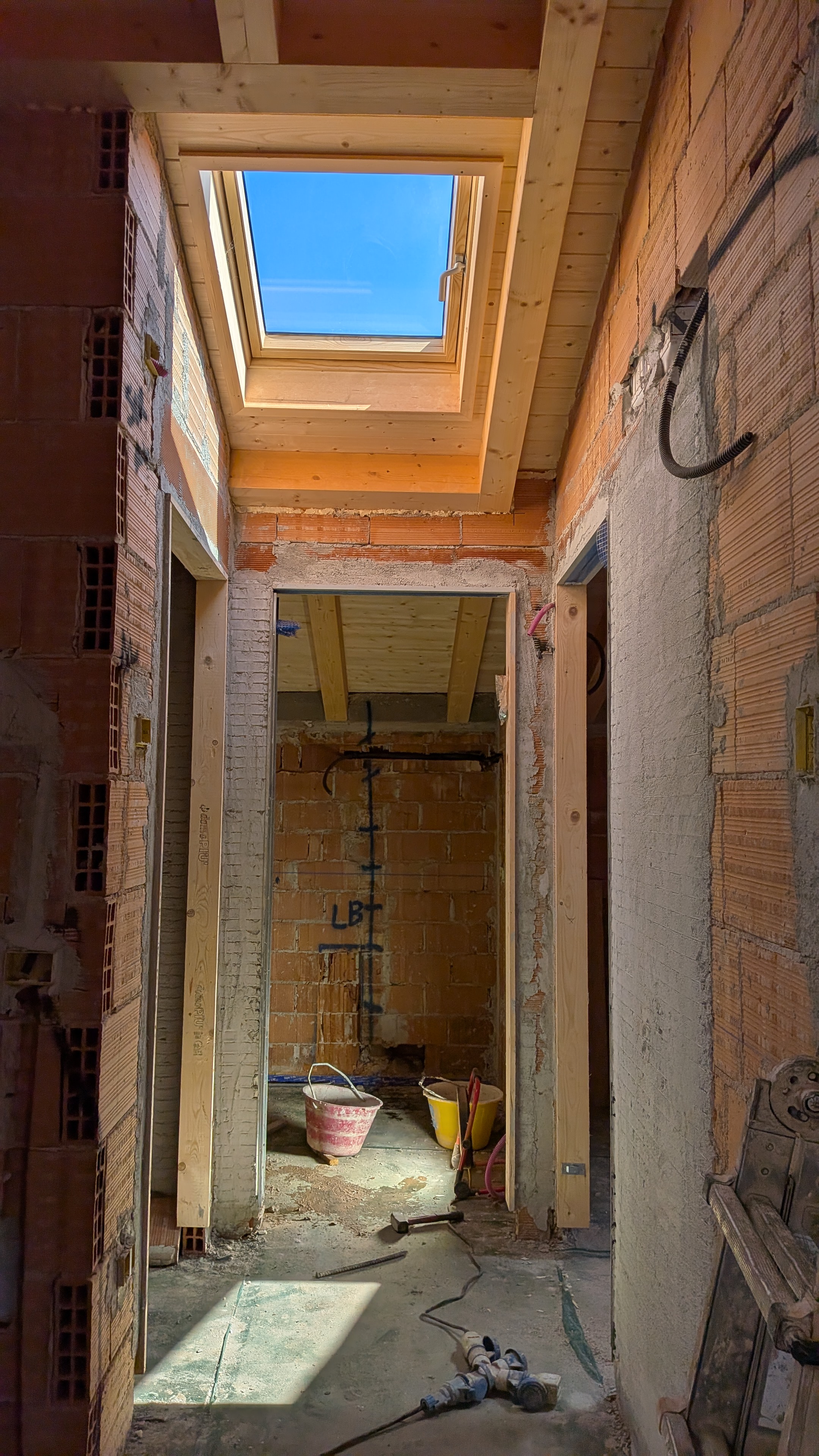 cantiere in corso, lucernario e disimpegno, ristrutturazione 29-299