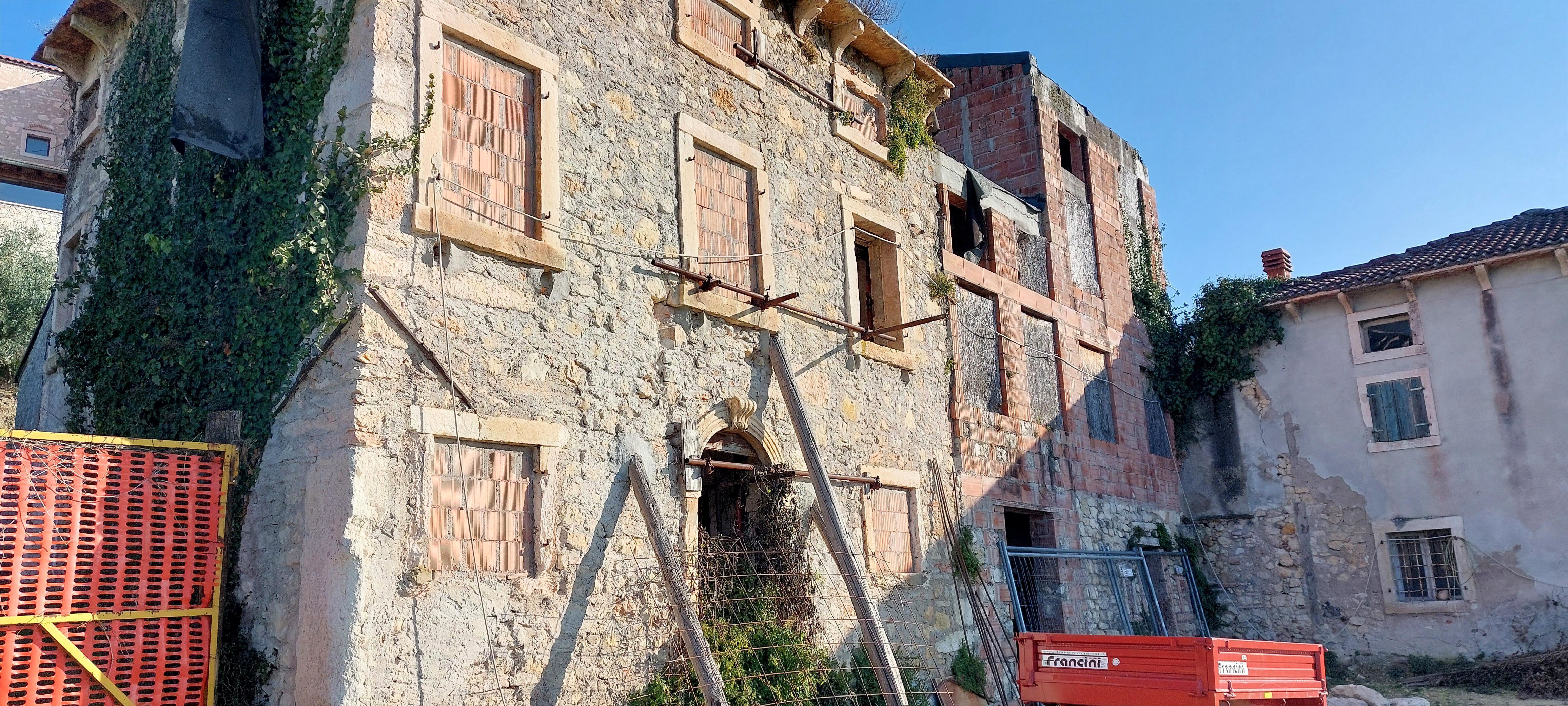 stato attuale, fabbricato in pietra con porzione in laterizio a vista, corte di antica origine