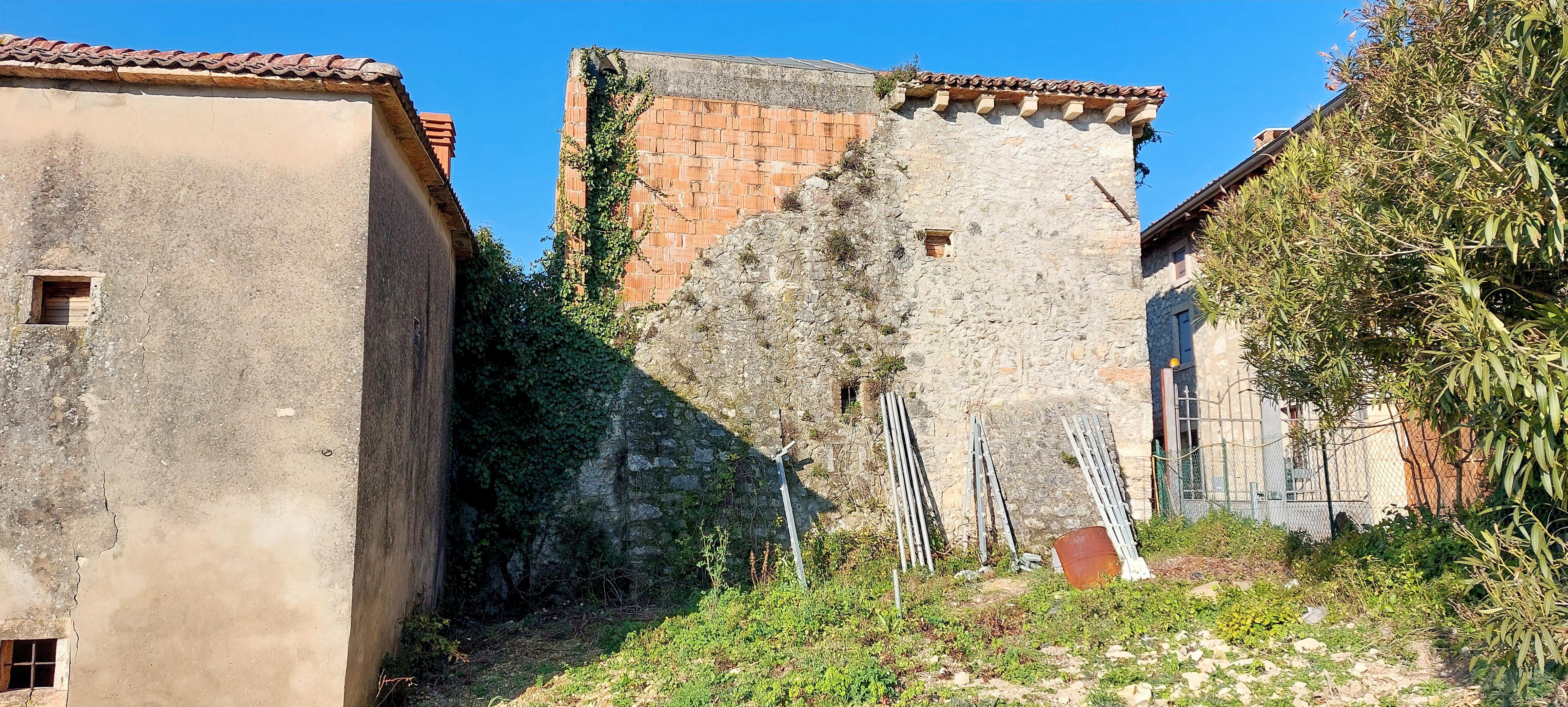 stato attuale, retro del complesso con muratura in pietra a vista