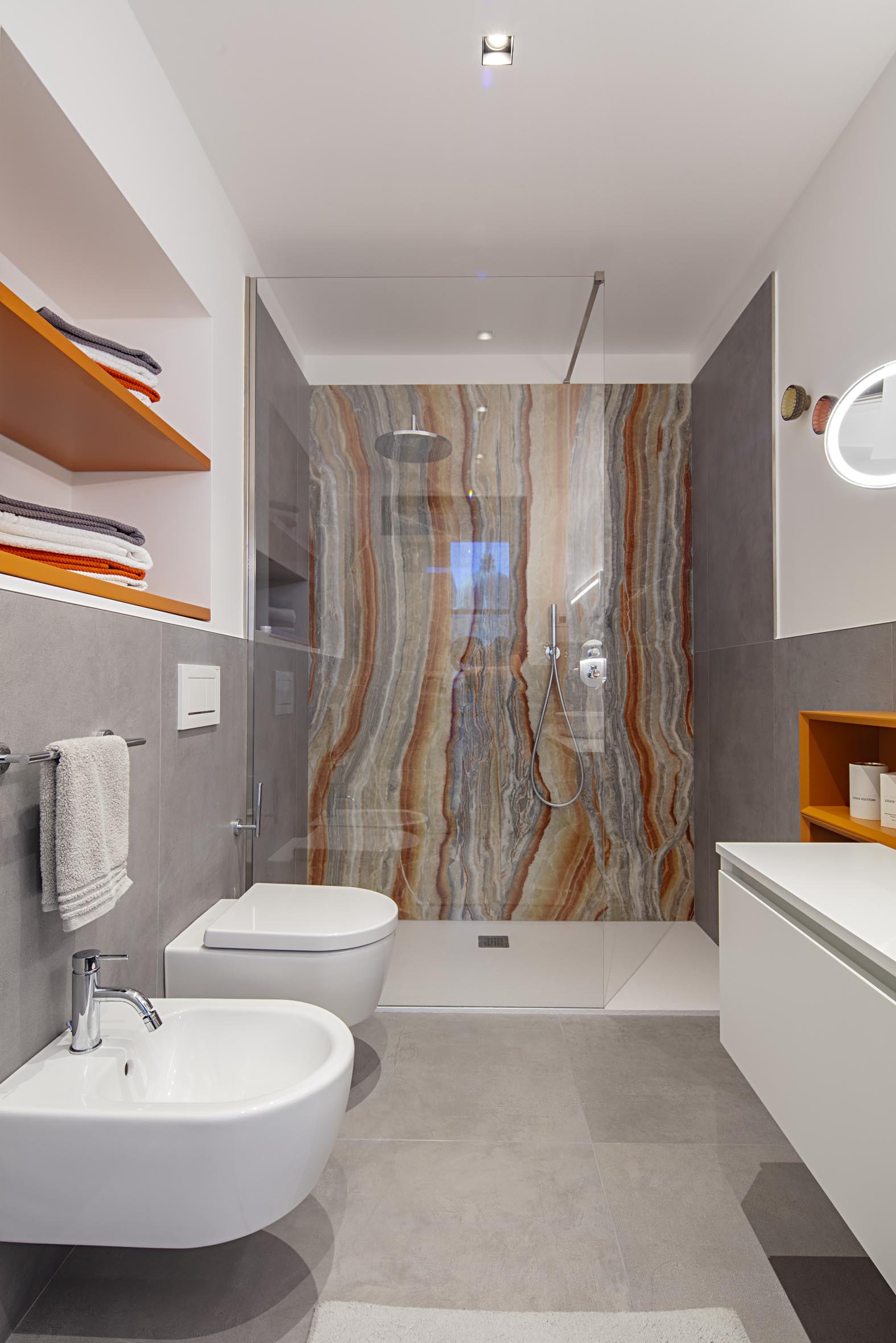 bagno con doccia walk-in e rivestimento in onice