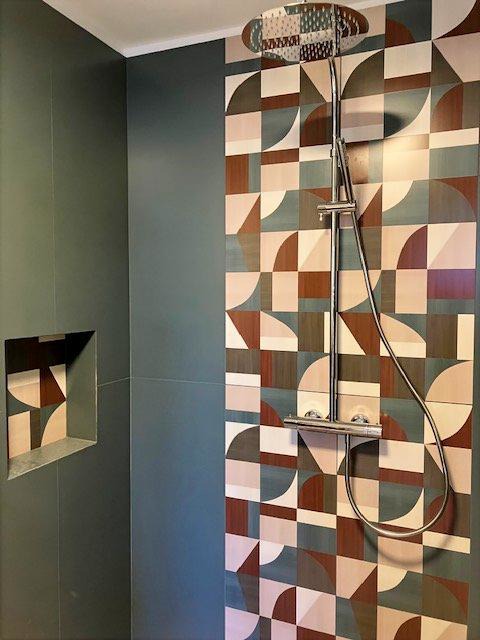 doccia con rivestimento a motivo geometrico