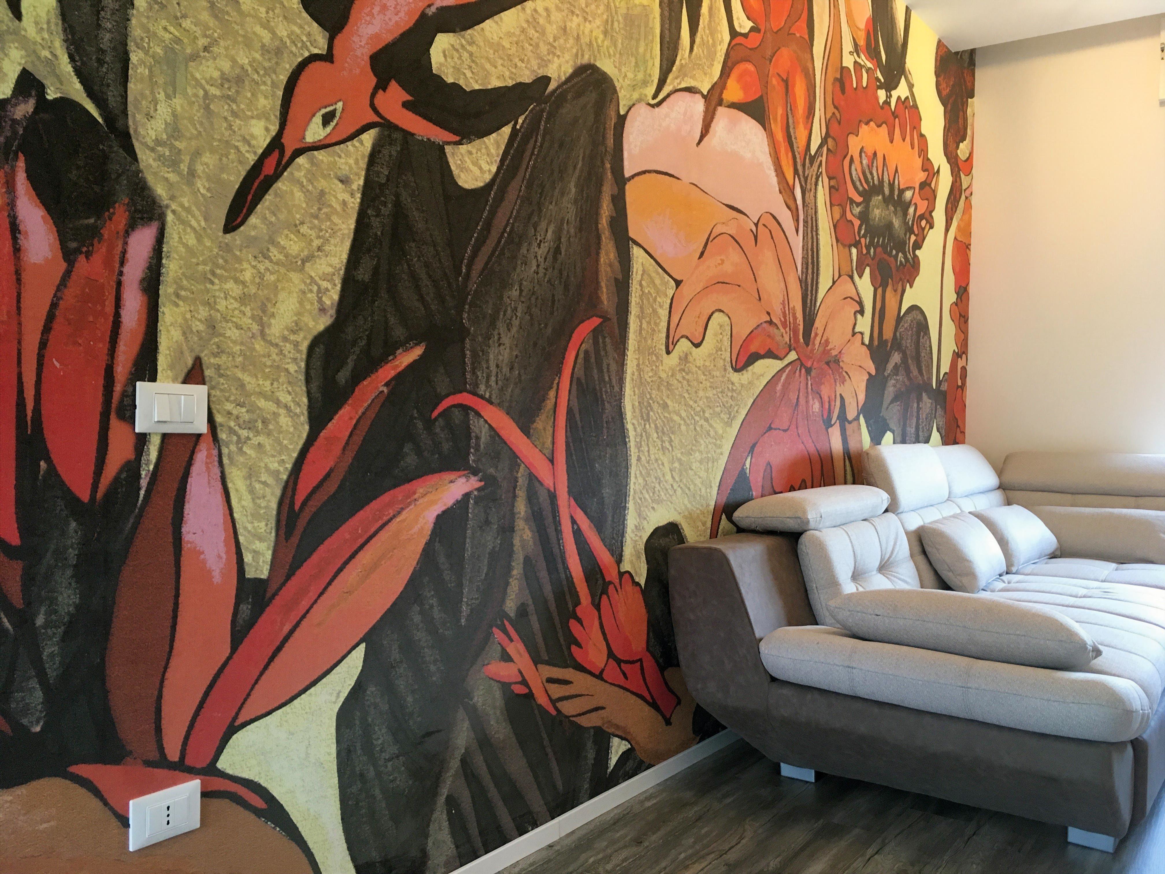 soggiorno con parete decorativa
