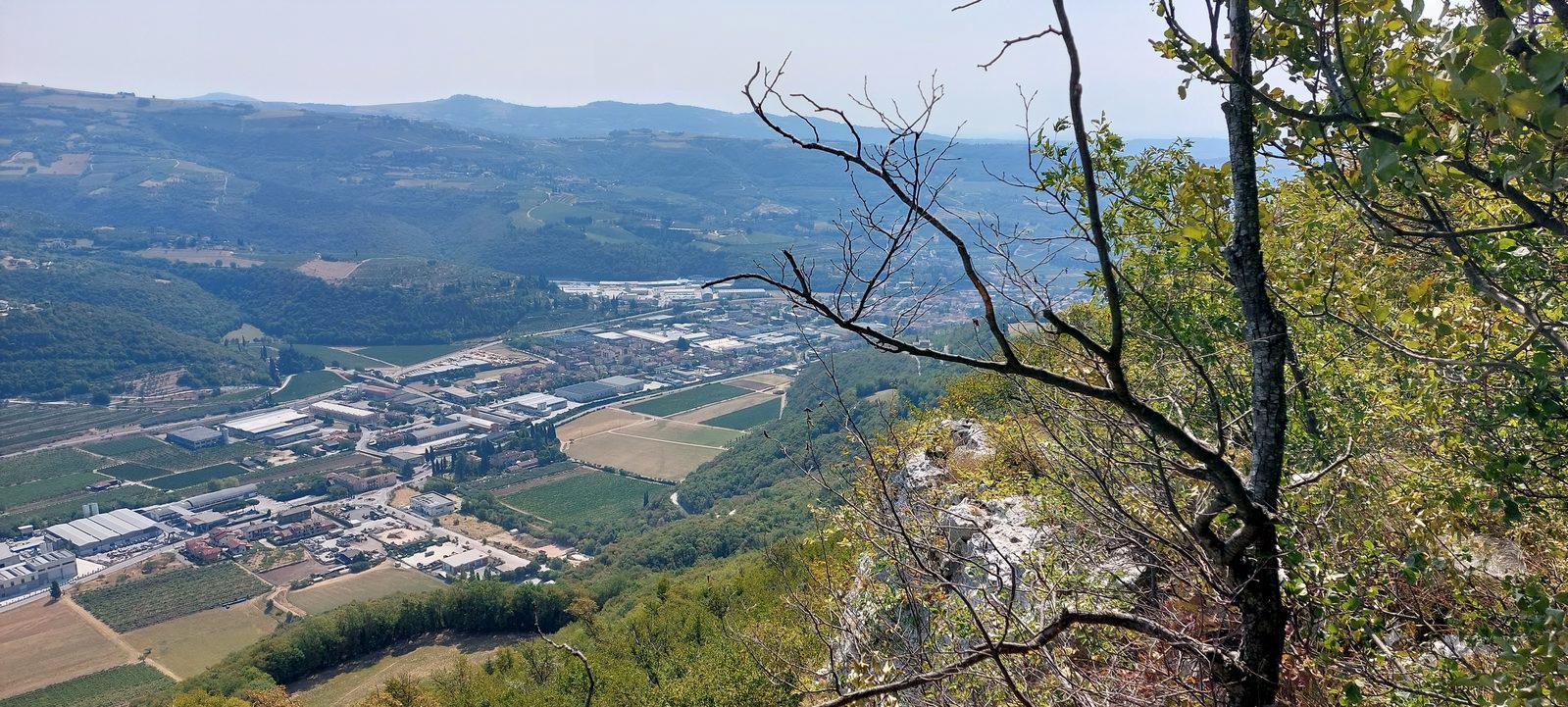 veduta dall'alto su una vallata con centro abitato tra le colline
